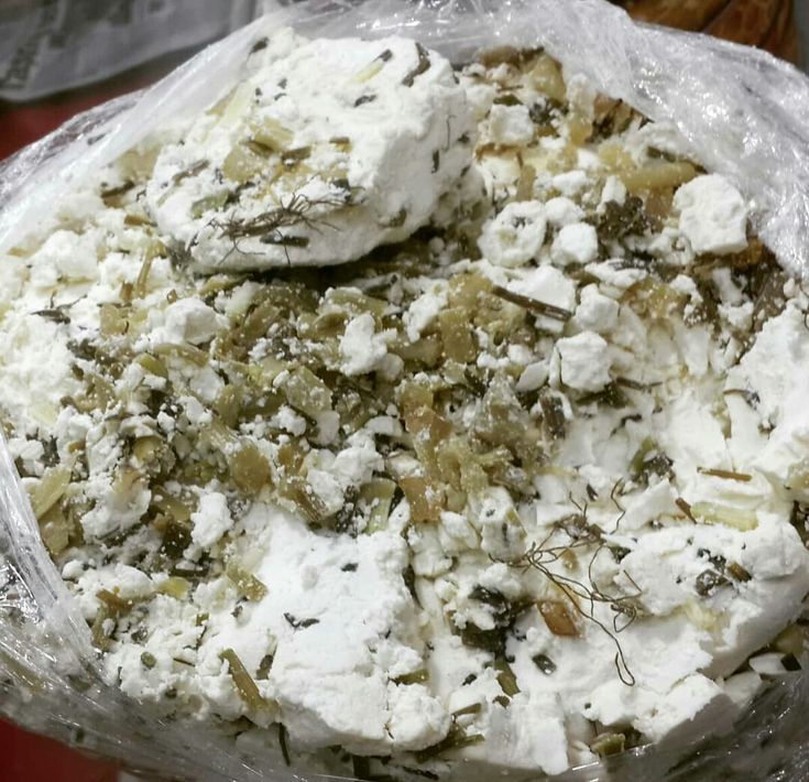 “Doğal otlarla hazırlanmış katkısız Van otlu peyniri – geleneksel yöntemlerle üretilen yöresel peynir çeşidi.”